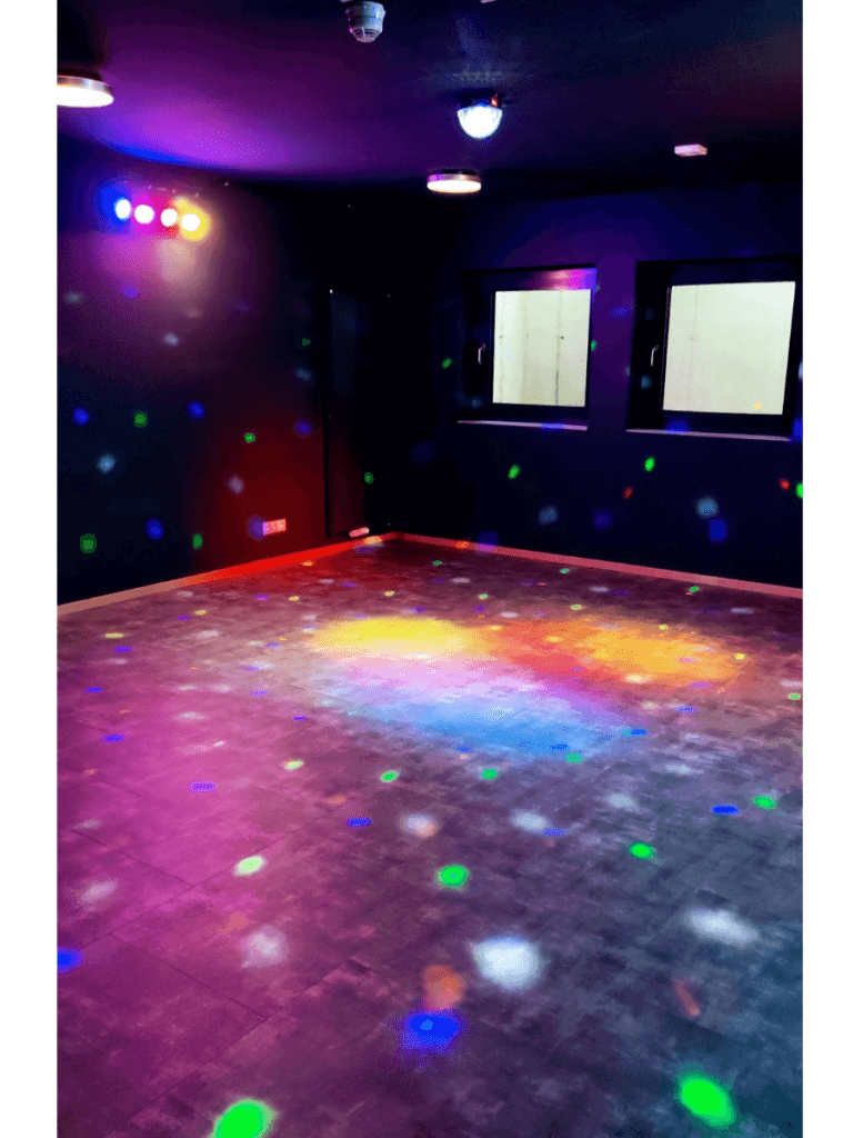 Buntes Licht im Discoraum der Jugendherberge von Gemünd im Nationalpark Eifel