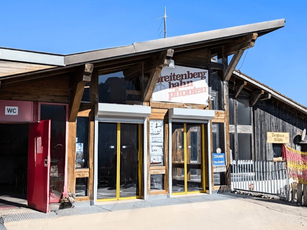 Bergstation Breitenberg mit Sitzmöglichkeiten und Aussicht Allgäu