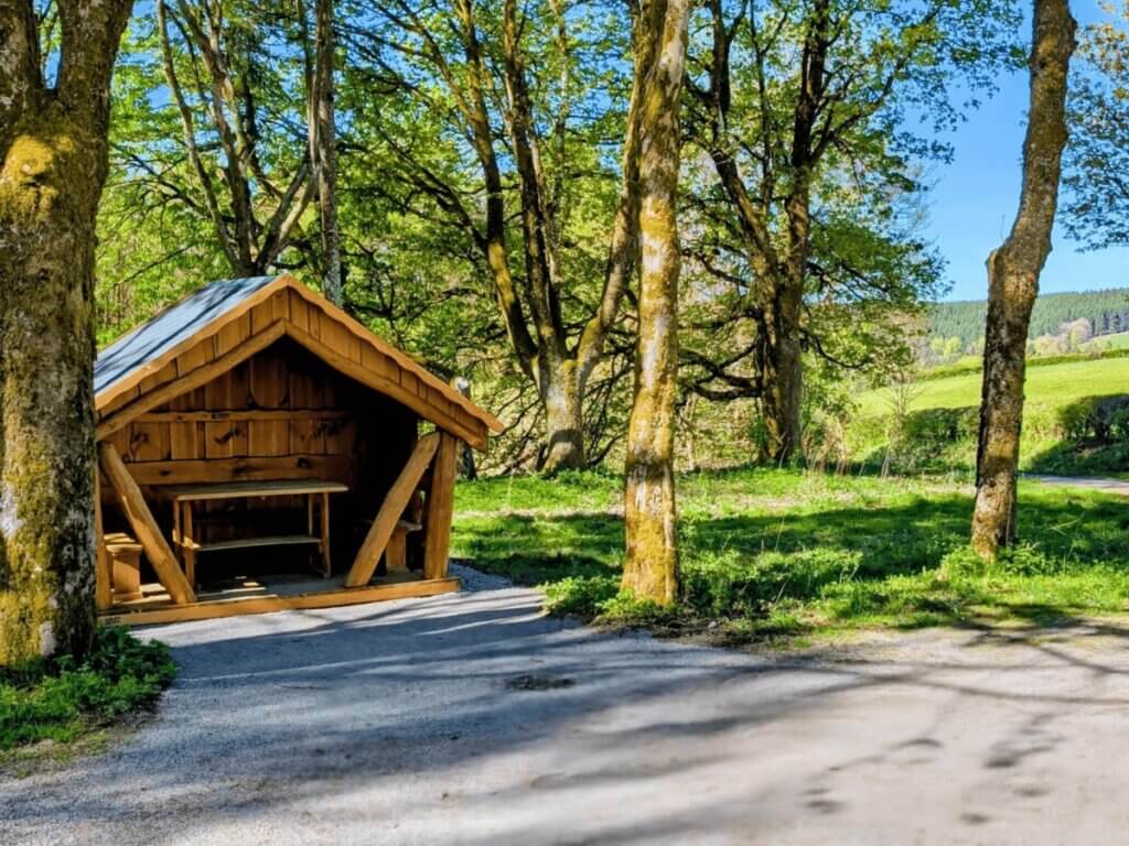 Schutzhütte am Weg im Wald mit Sitzmöglichkeit