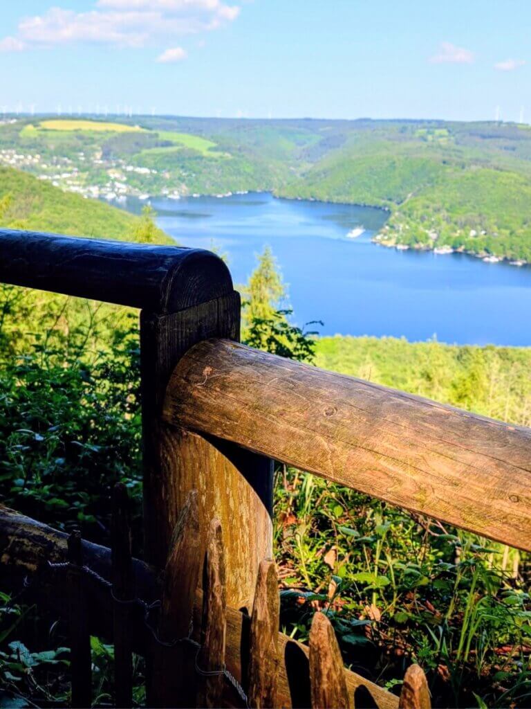 Aussichtspunkt Hirschley mit rollstuhlgerechtem Geländer im Nationalpark Eifel