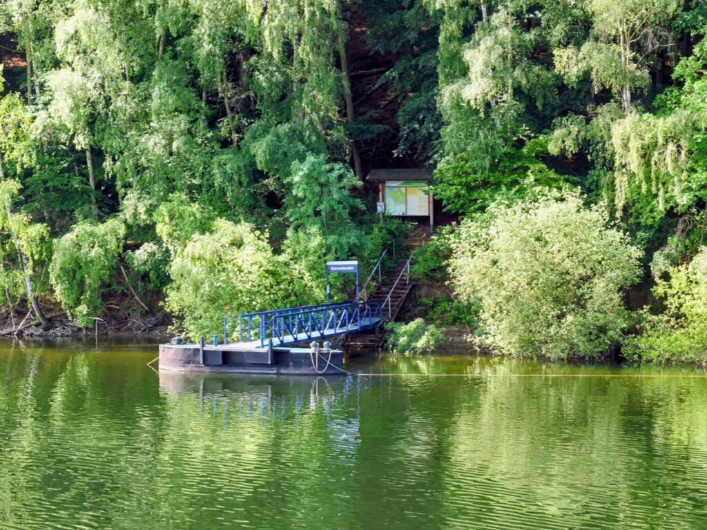 Anlegestelle Kermeterufer am Rursee, umgeben von Wald und Natur.