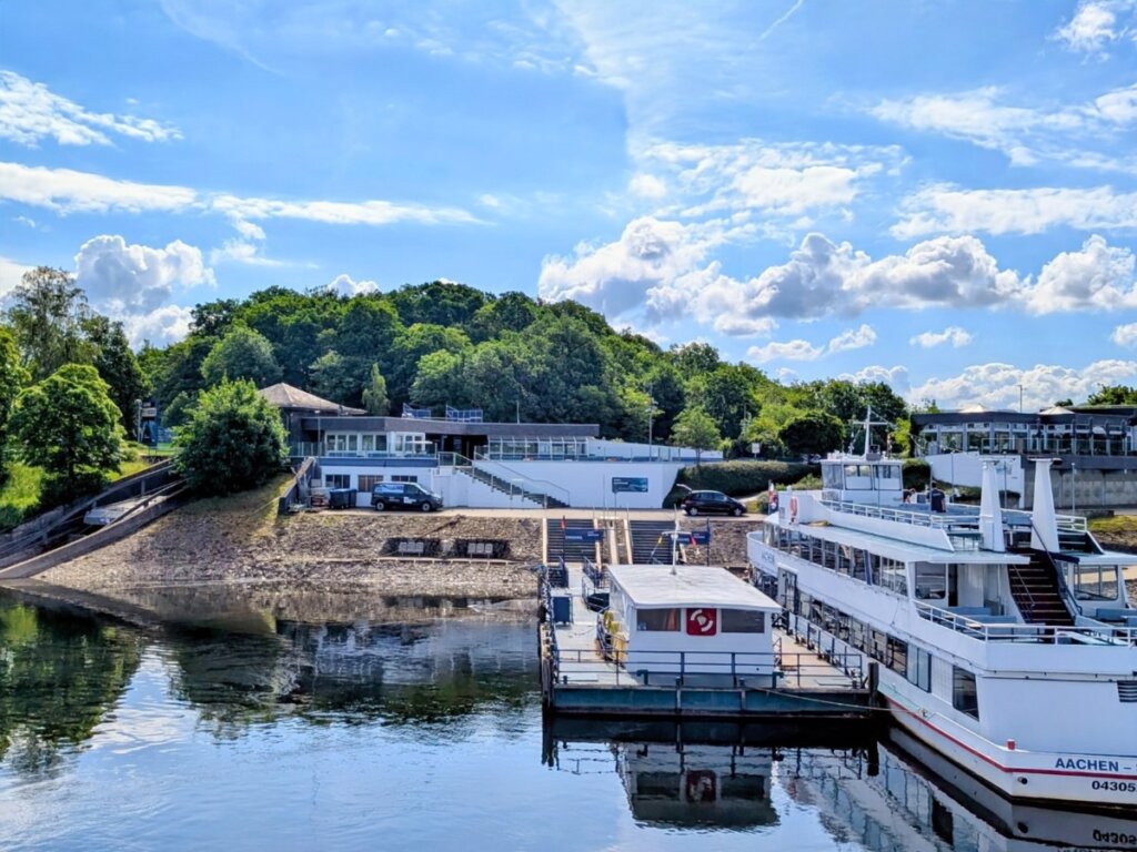 Schiffsanleger der Rursee-Schifffahrt in Schwammenauel mit Zugang zum Schiff.