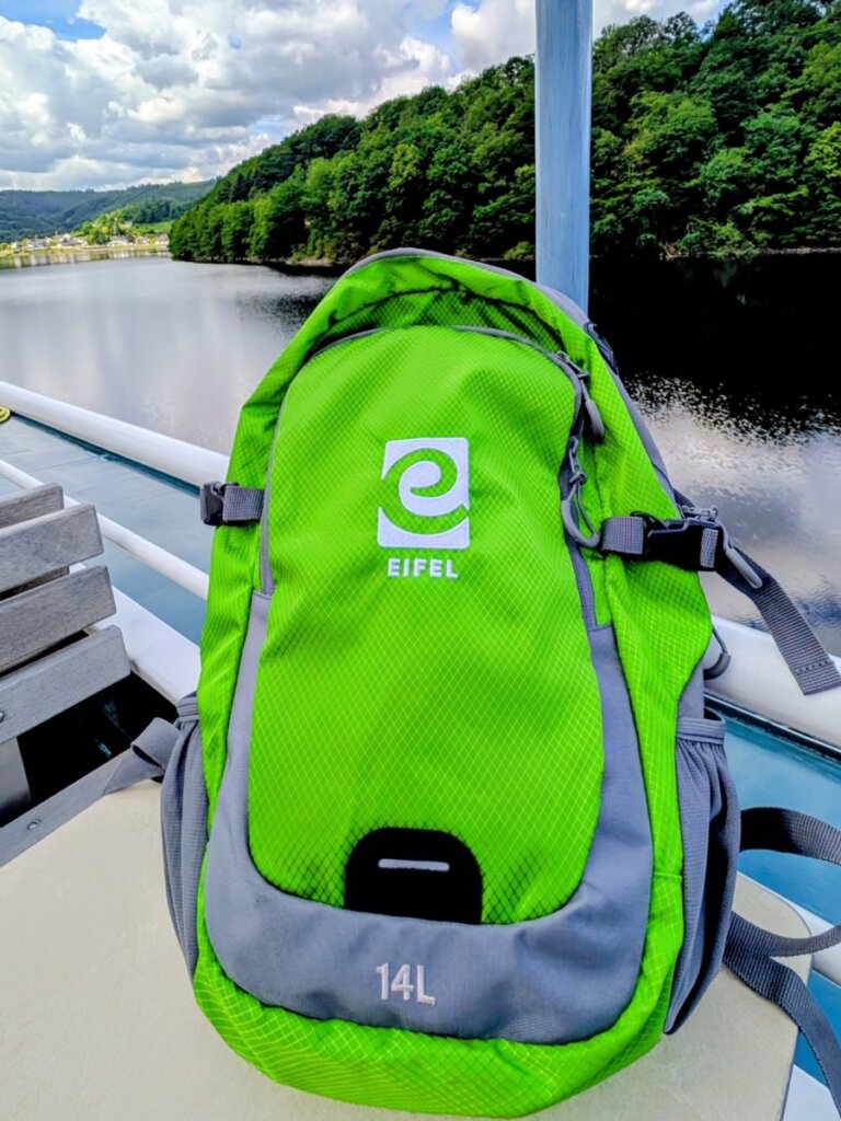 Grüner Eifel-Trekkingrucksack am Elektromobil während der Schifffahrt auf dem Rursee.