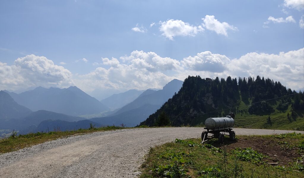 Der Ausblick vom Hahnenkamm in der Naturpark Region Reutte.