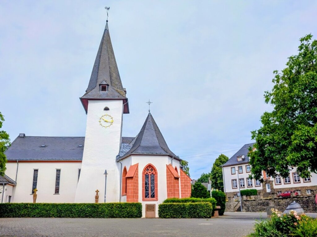 Kirche in Daleiden nahe dem Startpunkt von Wanderweg Nr. 03