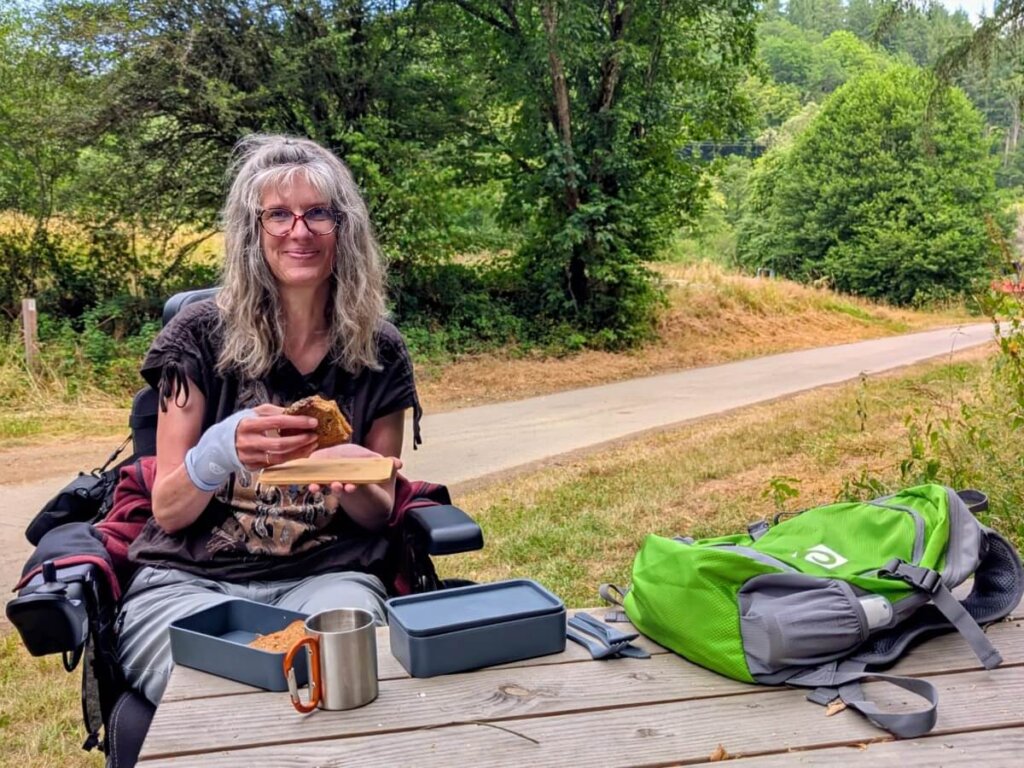 Rast während der Wanderung mit dem Outdoor-Elektrorollstuhl bei Daleiden