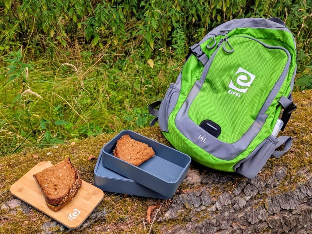 Rucksack und Lunchbox bei einer Rast auf Wanderweg Nr. 03 in Daleiden