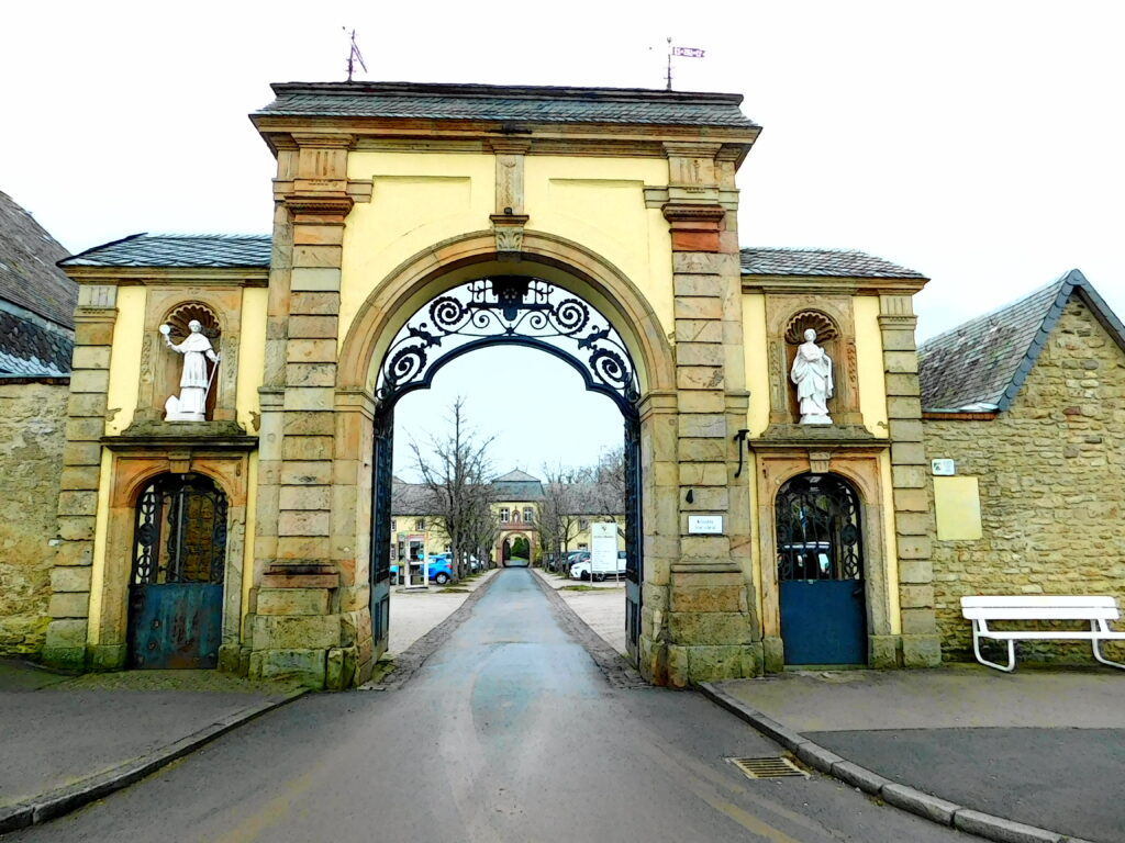 Der Eingang zum Kloster Steinfeld in der Nordeifel.