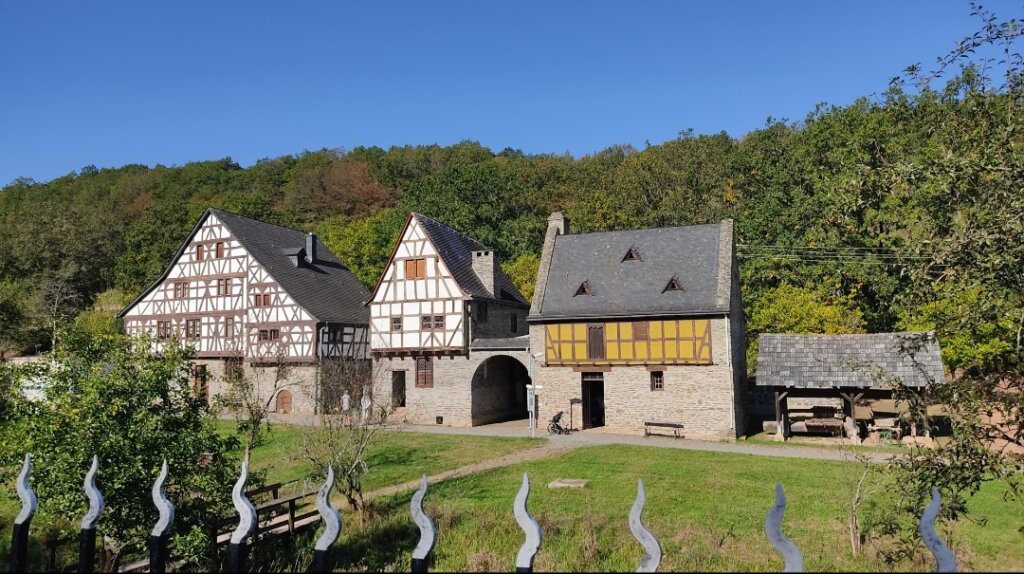 Ausblick auf die Baugruppe Mosel Eifel im Freilichtmuseum Bad Sobernheim.