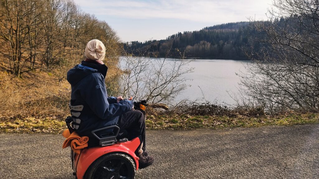 Mit dem Rollstuhl um die Oleftalsperre in der Eifel.