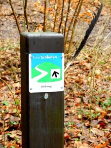 Ein EifelSchleifen Wegweiser im National Park Eifel.