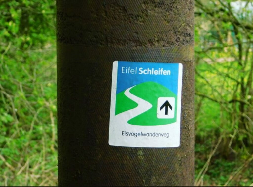 Die EifelSchleife Eisvogelwanderweg welche in Hellenthal entlang läuft.