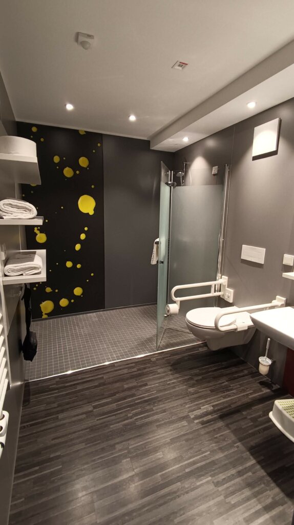 Barrierefreies Bad in der Jugendherberge in Trier.