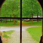 Ausblick durch ein Tor vom Hof Meier Barthold im Freilichtmuseum Detmold.