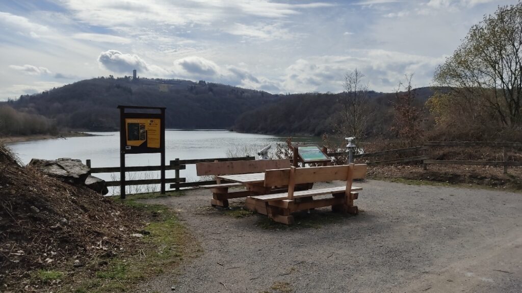 Schöner Ausblick von der Birding Watching Station am Urftsee im Nationalpark Eifel auf Vogelsang.