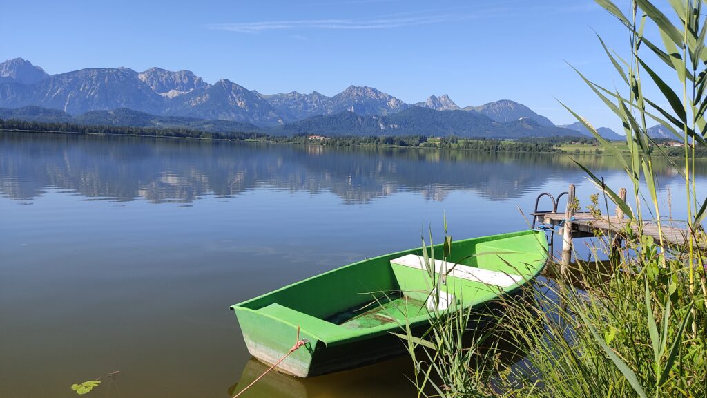 Ein Boot am Ufer des Hopfensees.