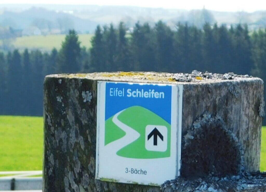Ein Wegweiser der Eifelschleifen in der Nordeifel.