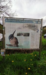 Das Schild des Eisvogelwanderweges am Campingplatz in Hellenthal.