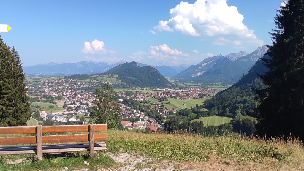 Ausblick über Röfleuten hinauf zur Gundhütte mit dem Segway Rollstuhl.