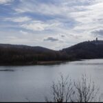 Ausblick von der Birding Watching Station am Urftsee im Nationalpark Eifel auf Vogelsang.