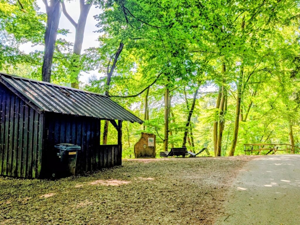 Rastplatz mit Holzliegen und Schutzhütte an der Prüm