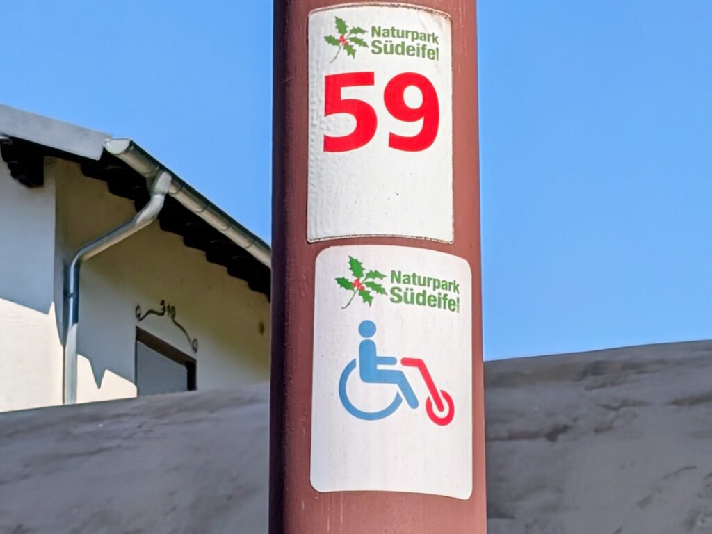 Wegweiser und Swiss Trac Symbol
