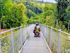 Outdoor-Elektrorollstuhl an der H&auml;ngebr&uuml;cke der Irreler Wasserf&auml;lle