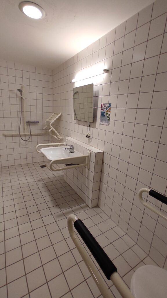 Barrierefreies Bad in der Jugendherberge Heidelberg.