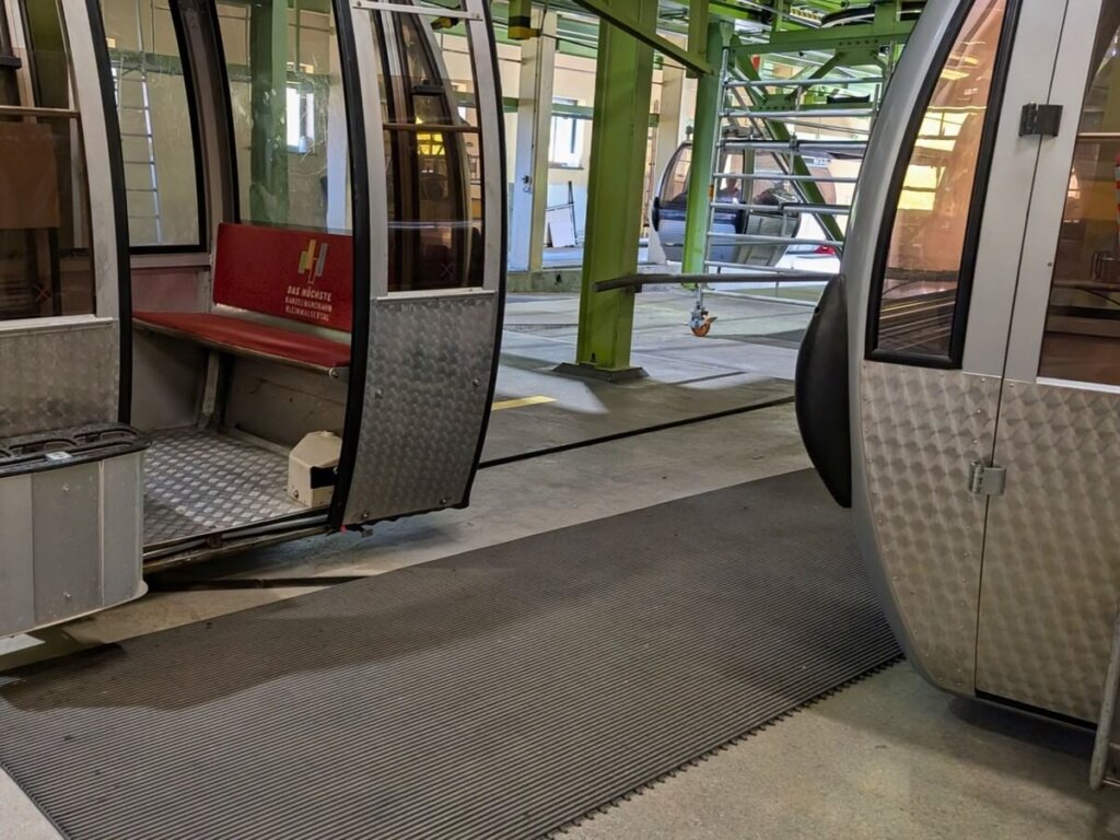 Ausblick auf die Gondeln der Talstation
