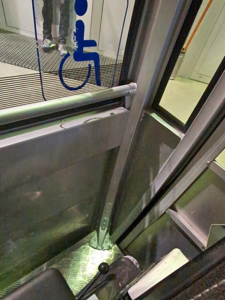 Gondel mit Rollstuhlfahrer Symbol