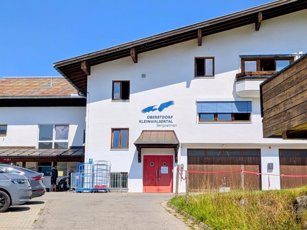Talstation Kanzelwandbahn mit Blick auf den Aufzug