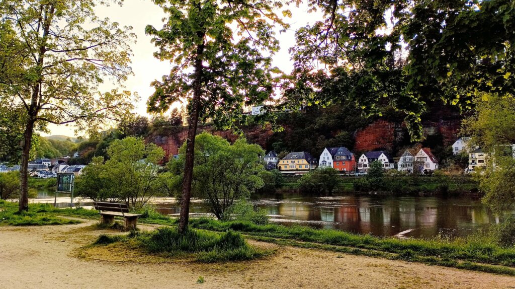 Das Ufer an der Jugendherberge in Trier.