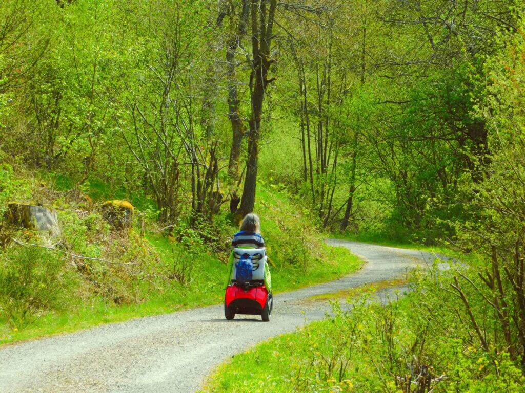 Dem dem Segway Rollstuhl den Berg hinauf.