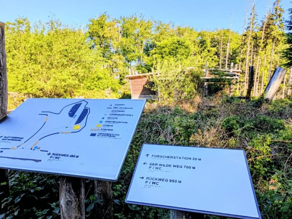 eine Forscherhütte mit Tierstimmen auf Knopfdruck