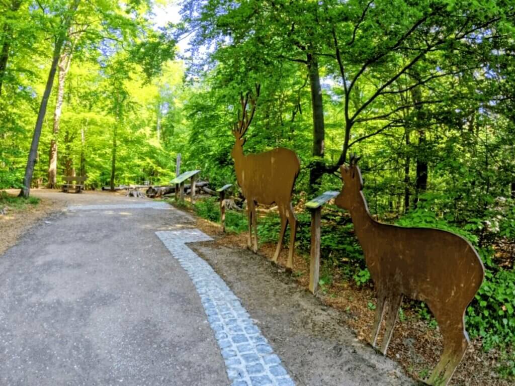 Lebensgroße Tier-Silhouetten aus Stahl entlang des Weges