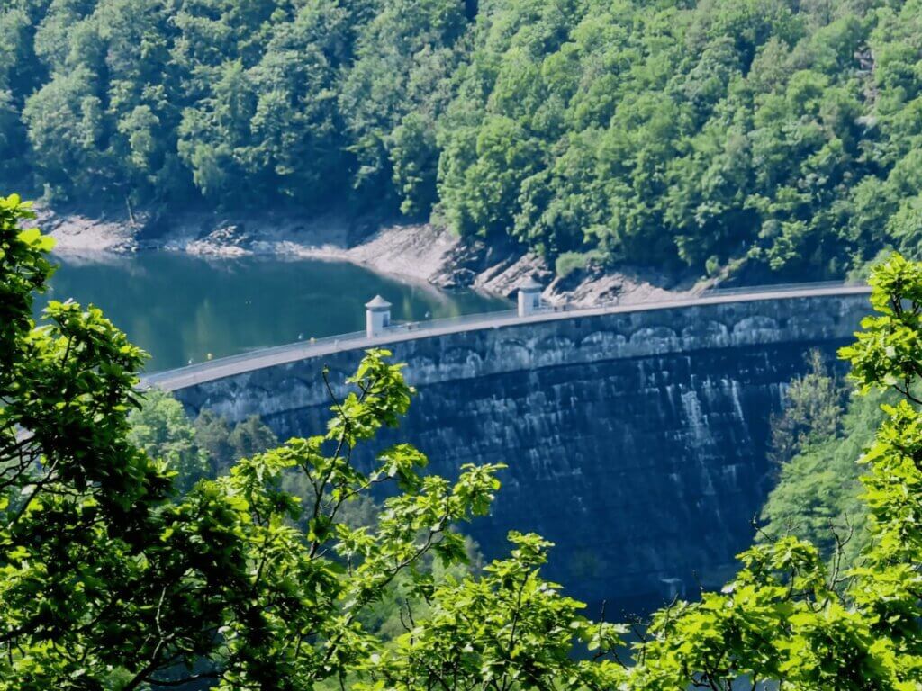Blick auf die Staumauer der Urfttalsperre im Nationalpark Eifel