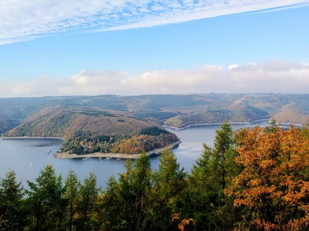 Herbstlicher Ausblick vom Aussichtspunkt Hirschley auf den Rursee im Nationalpark Eifel
