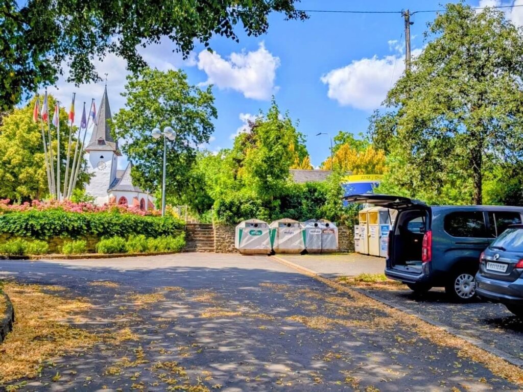 Öffentlicher Parkplatz gegenüber der Kirche in Daleiden als Startpunkt der Wanderung