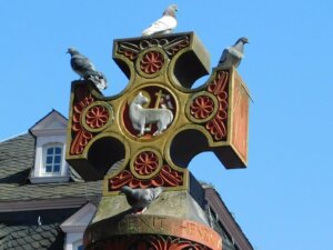 Tauben auf dem Kreuz.
