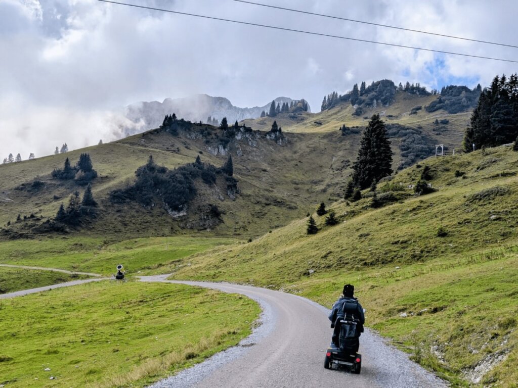 Bergstraße mit Elektromobil und weiter Aussicht