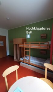 Behindertengerechtes Zimmer in der Jugendherberge Detmold. Ein Etagenbett lässt sich nach oben weg klappen, so das daraus ein Einzelbett wird.