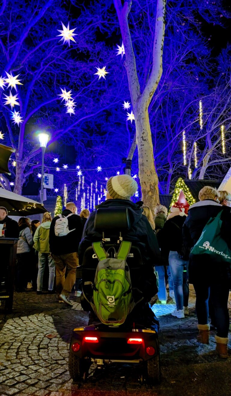 Nadine Quetsch auf dem Weihnachtsmarkt in Köln mit Elektromobil