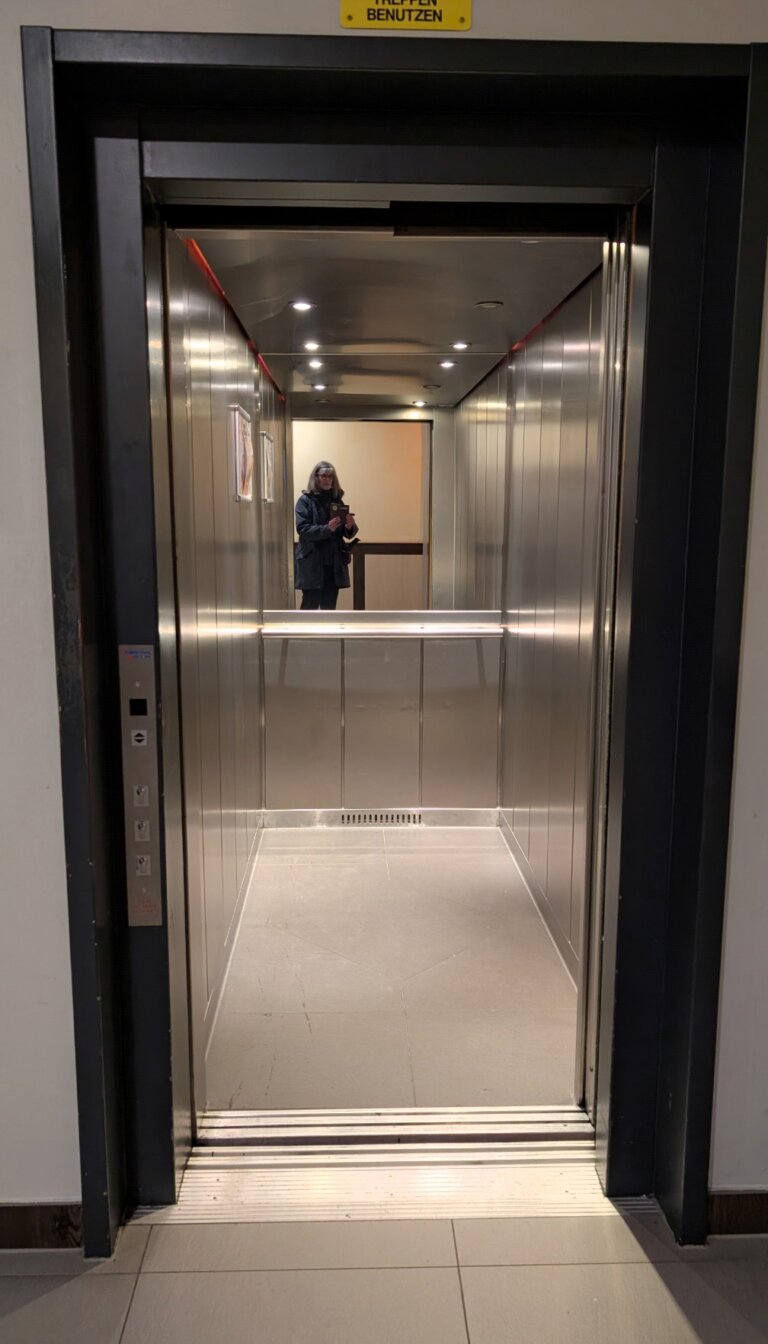 Großer Aufzug Jugendherberge Köln-Riehl