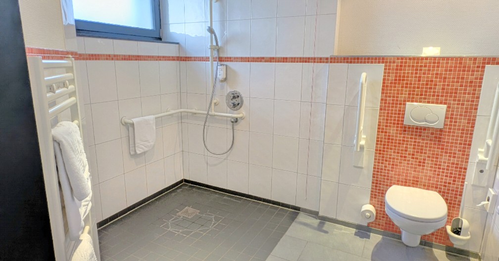 Behindertengerechtes Bad in der Jugendherberge Köln- Riehl