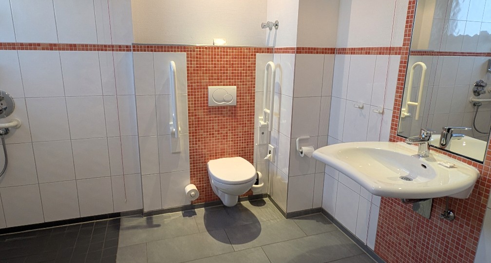 Behindertengerechtes Bad in der Jugendherberge Köln-Riehl