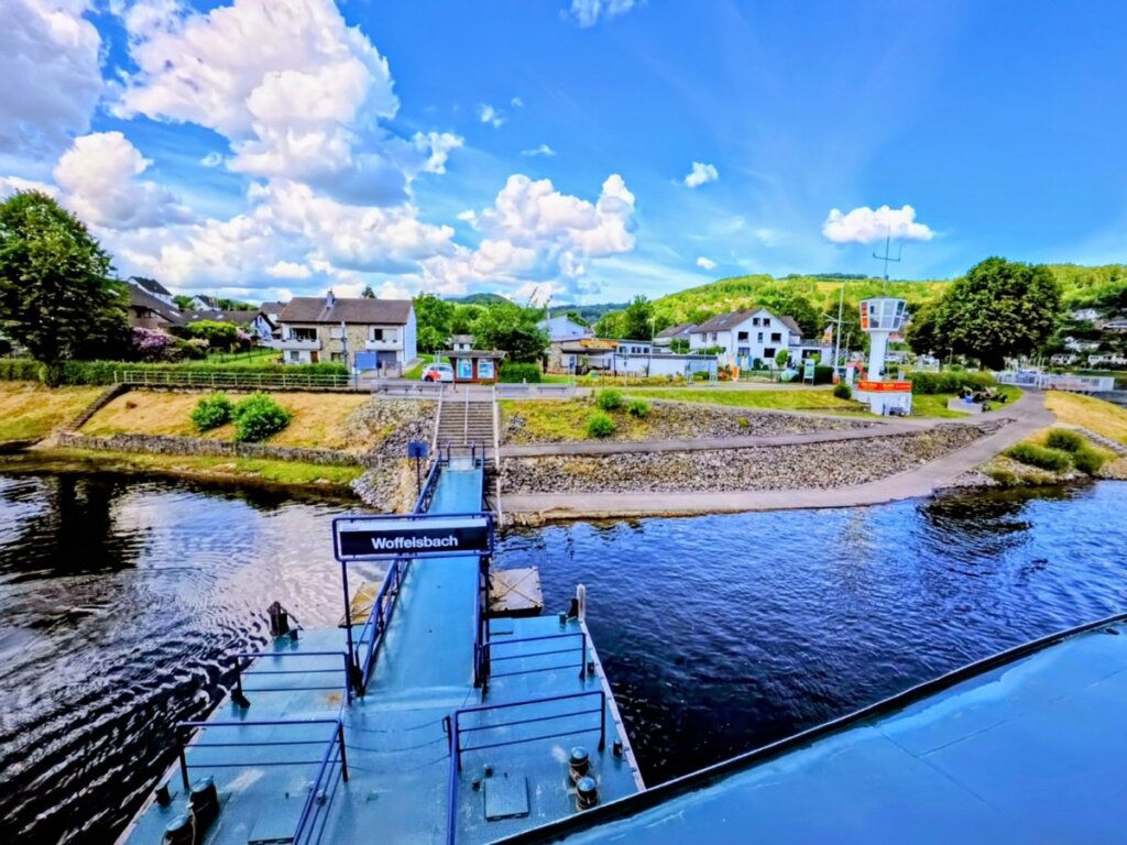 Anlegestelle Woffelsbach am Rursee mit Anlegebereich für die Schifffahrt.