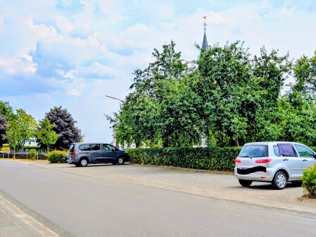 Start des Wanderwegs Nr. 26 in Ammeldingen bei der St.-Isidor-Kirche