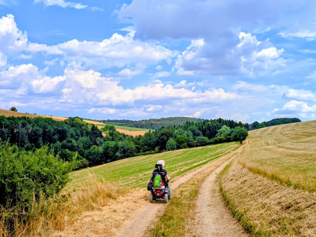 Ammeldingen Plascheid mit Rollstuhl auf dem Naturpark-Wanderweg Nr. 26
